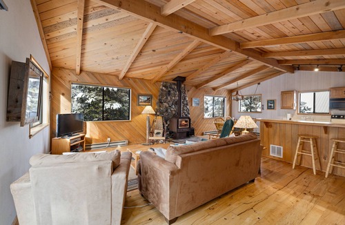 Truckee Cabin | Hillside Haven - Summer Tahoe Donner Escape, Close to Hiking, Minutes to Downtown Truckee
