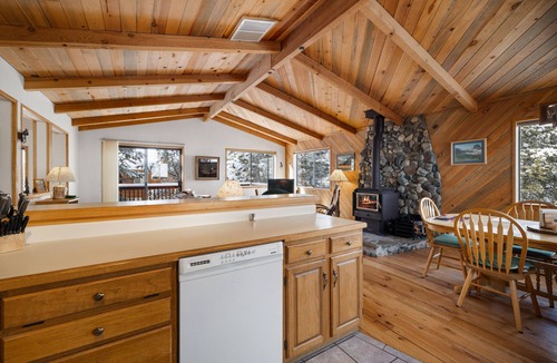Truckee Cabin | Hillside Haven - Summer Tahoe Donner Escape, Close to Hiking, Minutes to Downtown Truckee