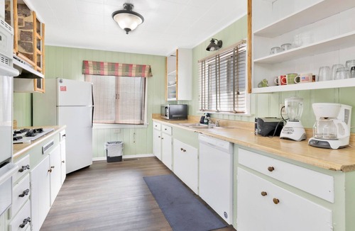 Big Bear Lake Cabin | Historic 3BR Lodge House in Big Bear Lake | Pool Table, Lake Walk