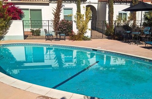 Uptown Design District Apartment | Historic flat in the heart of downtown with pool access and private terrace