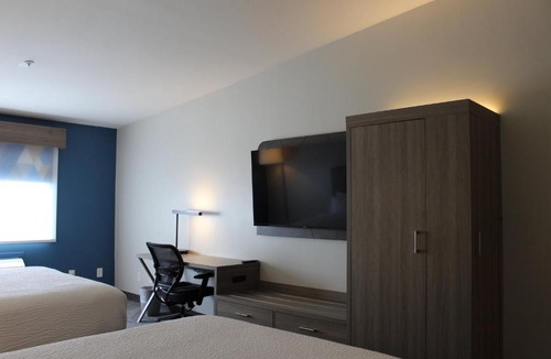 Pumpkin Center Hotel | Holiday Inn Express Bakersfield by IHG