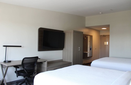 Pumpkin Center Hotel | Holiday Inn Express Bakersfield by IHG