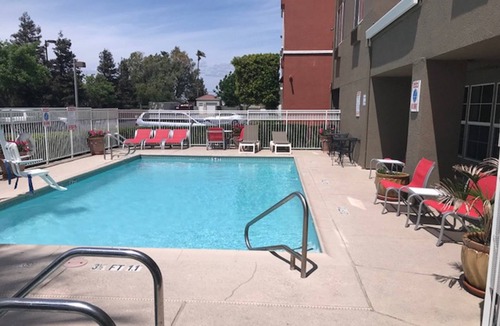 Tracy Hotel | Holiday Inn Express Hotel & Suites Tracy, an IHG Hotel