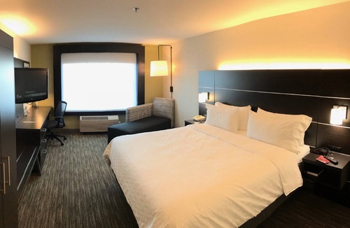 Tracy Hotel | Holiday Inn Express Hotel & Suites Tracy, an IHG Hotel