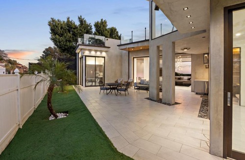 Hollywood Hills Villa | Hollywood Hills 4BR with Rooftop by Colby and Conrad