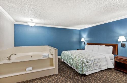 Yuba City Hotel | HomeTowne Studios by Red Roof Yuba City Bonanza - Marysville