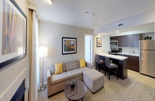 Newark Hotel | Homey 2BR Suite w/Separate Bedroom + Living Space | Free Breakfast