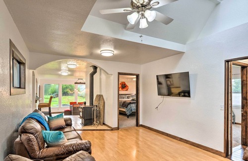 Crescent City House | Horse and Dog-Friendly Home Near Redwoods!