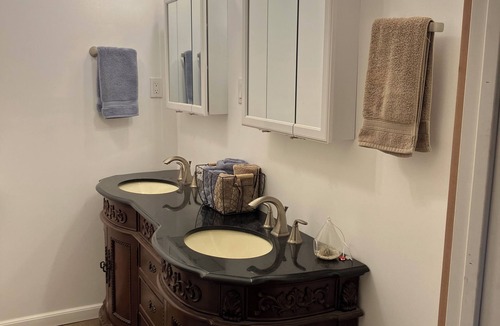 Navarro Bed & Breakfast | Hosted Stay-Room in Beautiful Historic Home - Close to Wine Waves & Woods