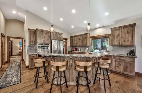 Country Club Estates Cabin | Hot Tub, Air Conditioning, Games, EV Charger