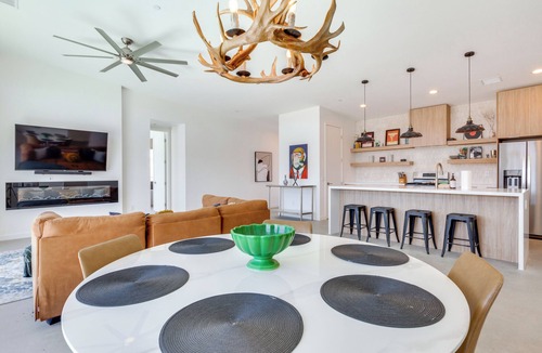 Yucca Valley Cottage | Hot Tub & Views! Contemporary Yucca Valley Retreat