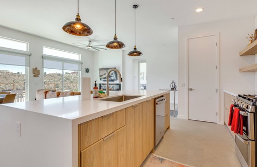 Yucca Valley Cottage | Hot Tub & Views! Contemporary Yucca Valley Retreat