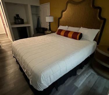 Bakersfield Hotel | Howard Johnson by Wyndham Bakersfield