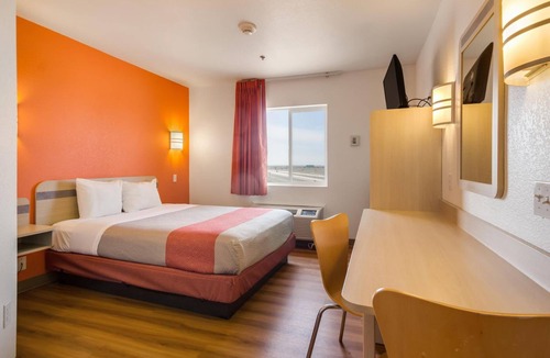 Lemoore Hotel | Howard Johnson by Wyndham Lemoore Near Naval Air Station