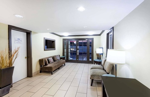 Mission Valley West Hotel | Howard Johnson by Wyndham San Diego Hotel Circle