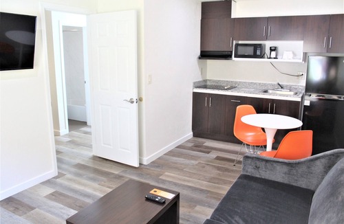 Lincoln Acres Hotel | Howard Johnson Suites by Wyndham San Diego Chula Vista/BayFt