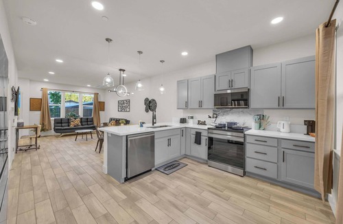 Reno/Tahoe Airport House | Innovative Townhouse|Sleeps 7|5Beds & 2Sofa Beds|F