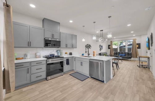 Reno/Tahoe Airport House | Innovative Townhouse|Sleeps 7|5Beds & 2Sofa Beds B
