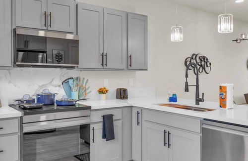 Reno/Tahoe Airport House | Innovative Townhouse|Sleeps 7|5Beds & 2Sofa Beds B