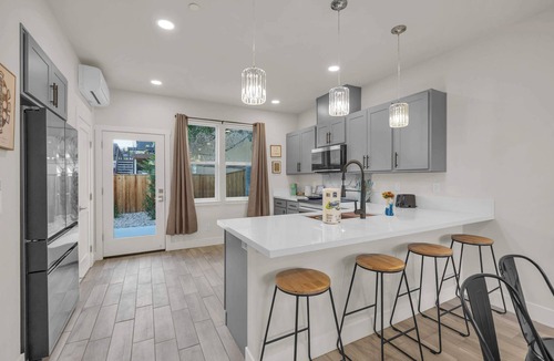 Reno/Tahoe Airport House | Innovative Townhouse|Sleeps 7|5Beds & 2Sofa Beds|E