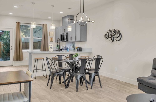 Reno/Tahoe Airport House | Innovative Townhouse|Sleeps 7|5Beds & 2Sofa Beds|E