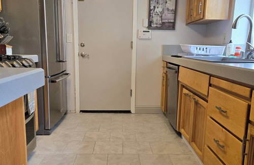 Elk Grove Cottage | Intimate 2-bedroom cottage with WiFi, AC in awesome Elk Grove