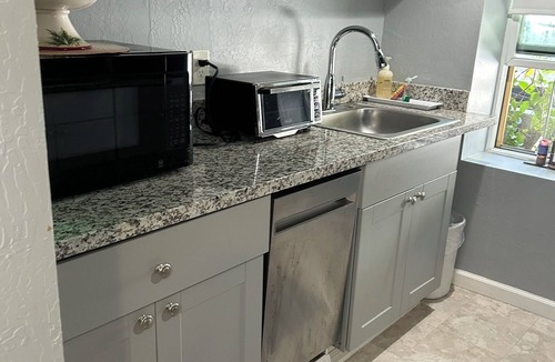 Roosevelt House | Inviting New Efficiency Apartment on Eagle Hill in Redwood City