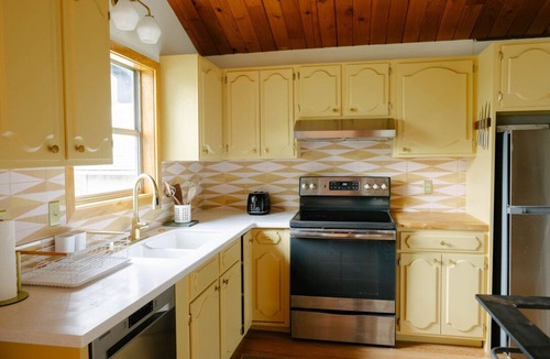 Crestline Cabin | Jewel in Crestline/Arrowhead. Modern, eclectic cabin in the woods. Walk to lake.