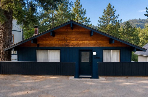 Crestline Cabin | Jewel in Crestline/Arrowhead. Modern, eclectic cabin in the woods. Walk to lake.