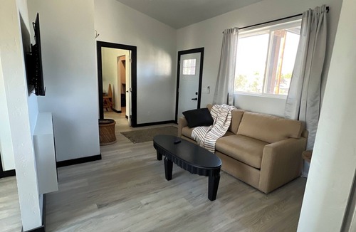 Diamond Valley Cottage | King bed and sunset views pine trees and hiking trails await you! Pinetreepalace