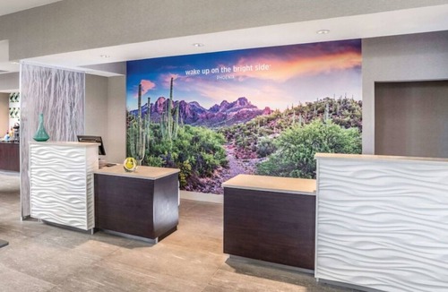 Ahwatukee Foothills House | King Bed Deluxe Suite at La Quinta Inn & Suites by Wyndham Phoenix Chandler