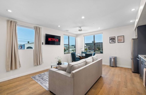 Roseville - Fleet Ridge Apartment | King Bed, EV Charger, Pet-Friendly, Balcony, Near Airport & Beaches