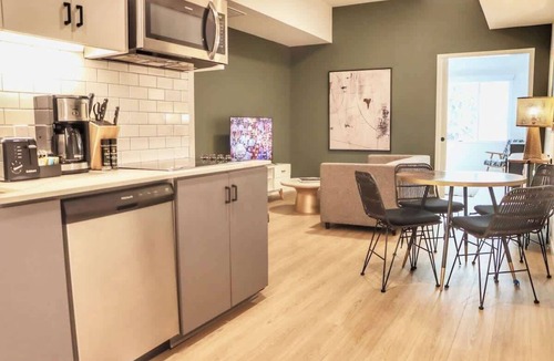 East Village Apartment | King Bed | Gaslamp, Beaches & Padres Nearby