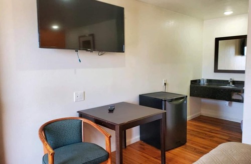 Oakland Apartment | King Bed Non-Smoking