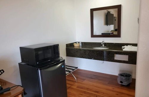 Oakland Apartment | King Bed Non-Smoking