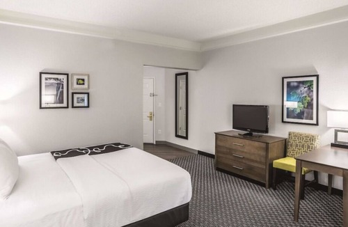 Ahwatukee Foothills Hotel | King Bed, Non- Smoking at La Quinta Inn & Suites by Wyndham Phoenix Chandler