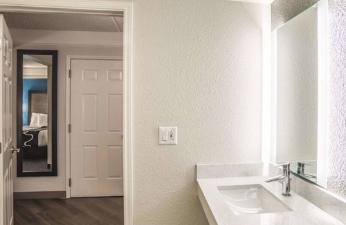 Ahwatukee Foothills Hotel | King Bed, Non- Smoking at La Quinta Inn & Suites by Wyndham Phoenix Chandler
