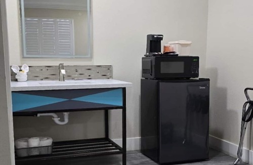 Victorville Apartment | King Bed|Smk| Jetted Tub