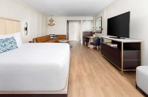 Calabasas Hotel | King Premium, The Anza A Calabasas Hotel, Pool, Steps from Lake Calabasas Park