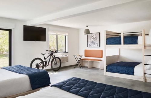 Yucca Valley Hotel | King+Queen Bunk | Joshua Tree | Trundle Space, Pool, Fire Pit