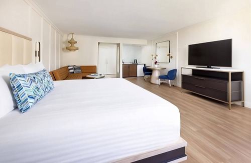 Calabasas Hotel | King Standard, The Anza A Calabasas Hotel, Outdoor Pool, Pet-Friendly
