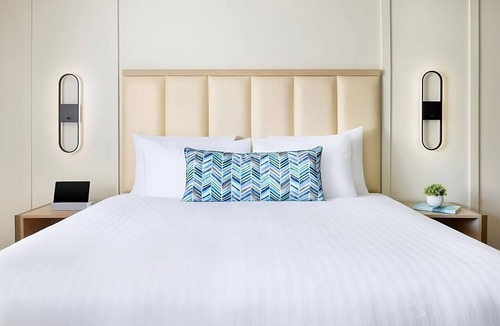 Calabasas Hotel | King Standard, The Anza A Calabasas Hotel, Outdoor Pool, Pet-Friendly