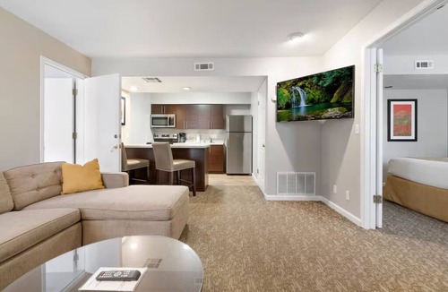 Newark Hotel | Kitchen-Equipped Suite w/Fireplace & Chill Seating – Free Breakfast