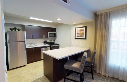 Newark Hotel | Kitchen-Equipped Suite w/Fireplace & Chill Seating – Free Breakfast