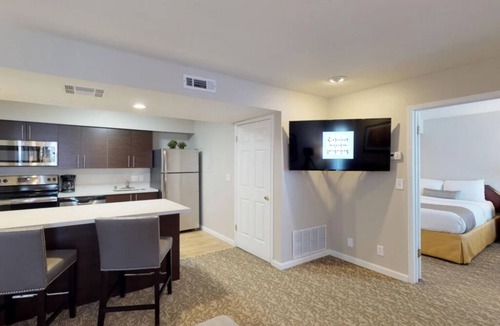 Newark Hotel | Kitchen-Equipped Suite w/Fireplace & Chill Seating – Free Breakfast