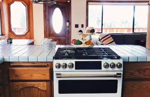 Upper Moonridge Ski Chalet | L'Après Chalet · Bear Mtn Views · Sleeps 6 · Pet-Friendly