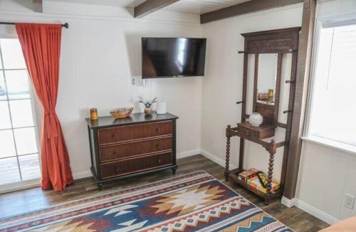 Lake Elsinore House | La Casita Poolside Retreat