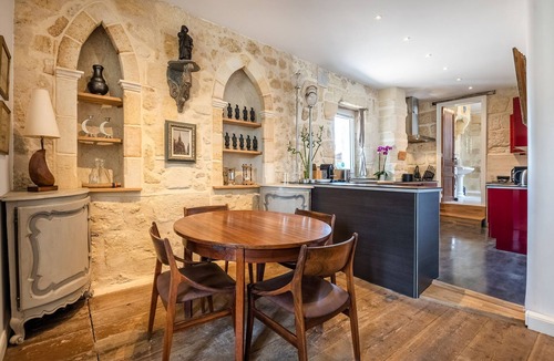 Saint-Michel Apartment | La Monnoye Luxury, Spacious, 4 Star Apt close to riverside w views and parking