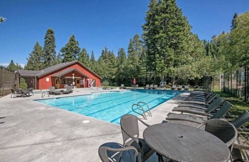 Tahoe Woods Apartment | Lake Escape Room: Min to Lake/Pool/HotTub/Sauna