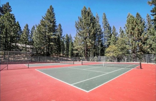 Tahoe Woods Apartment | Lake Escape Room: Min to Lake/Pool/HotTub/Sauna